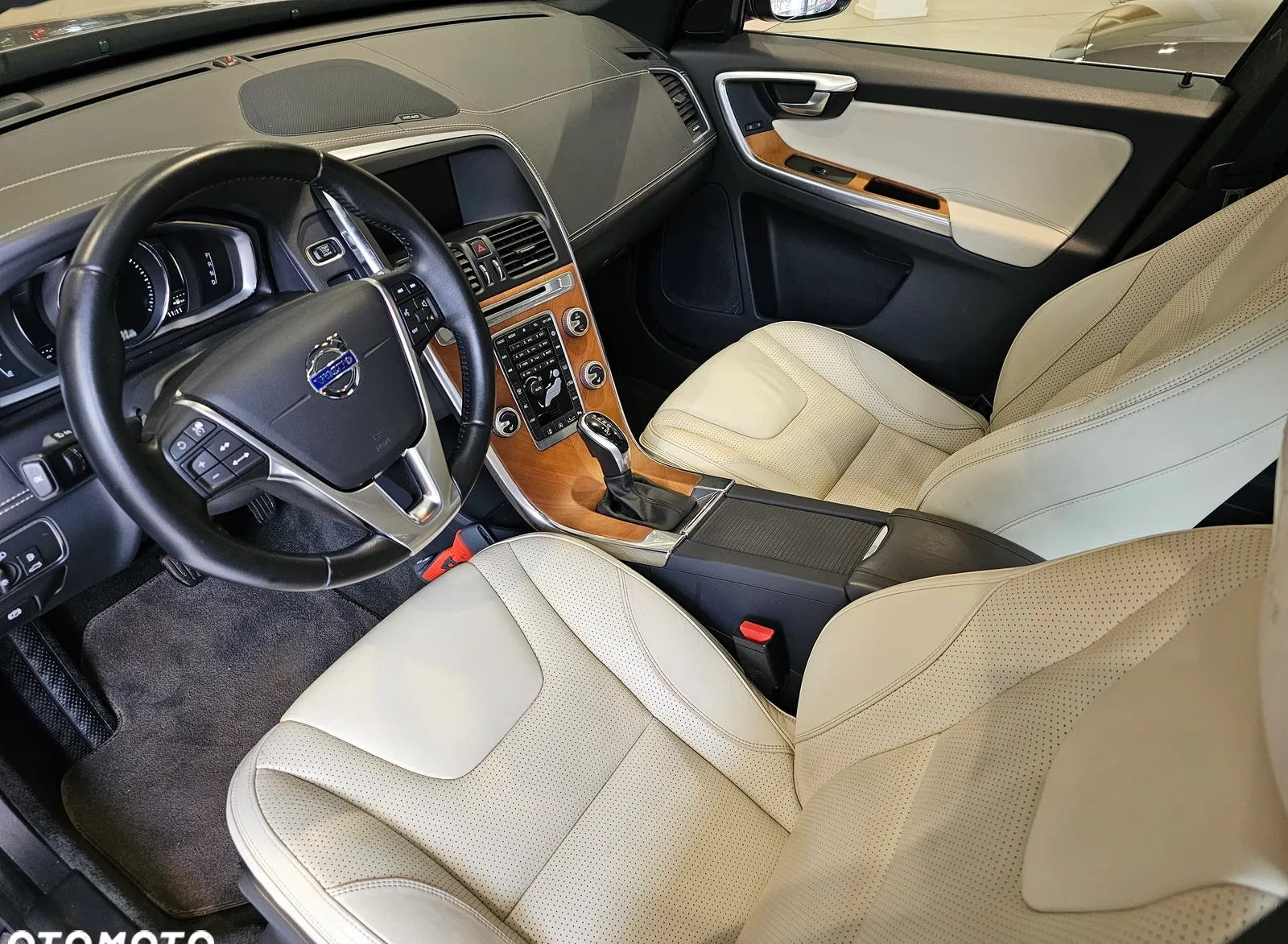 Volvo XC 60 cena 135900 przebieg: 156000, rok produkcji 2017 z Stryków małe 466